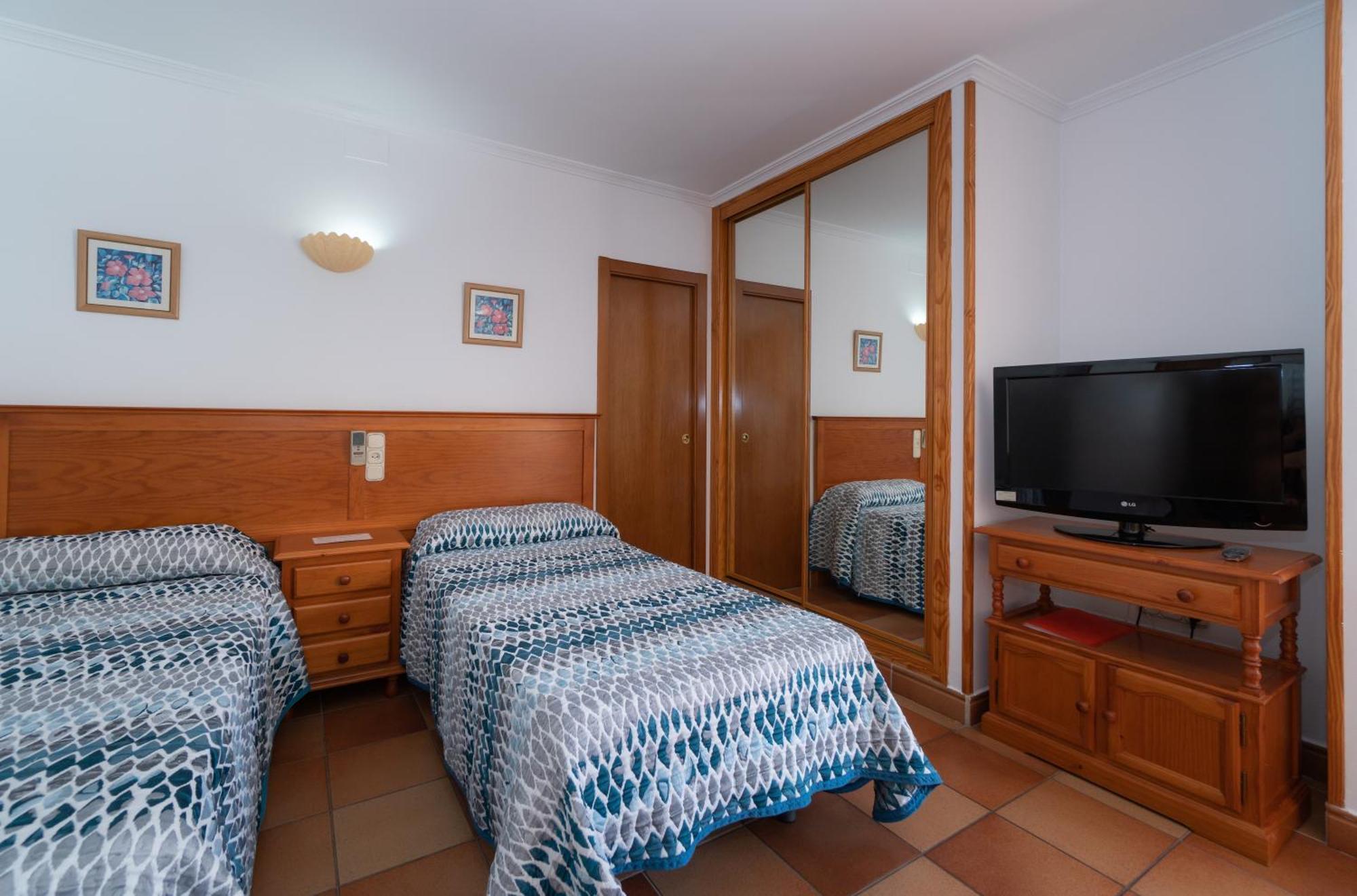 Apartamentos Leonor Carihuela Торремолинос Номер фото
