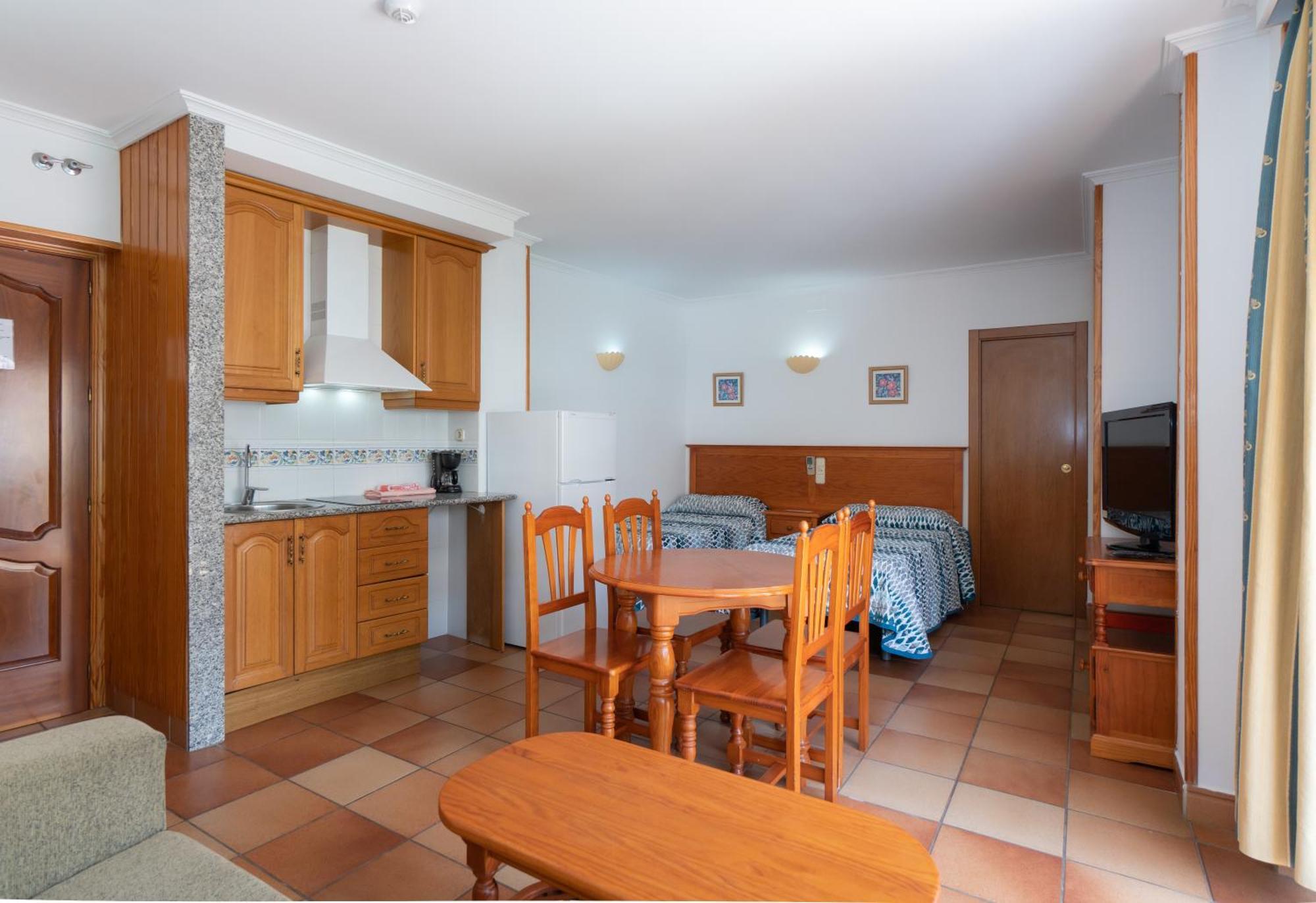 Apartamentos Leonor Carihuela Торремолинос Номер фото