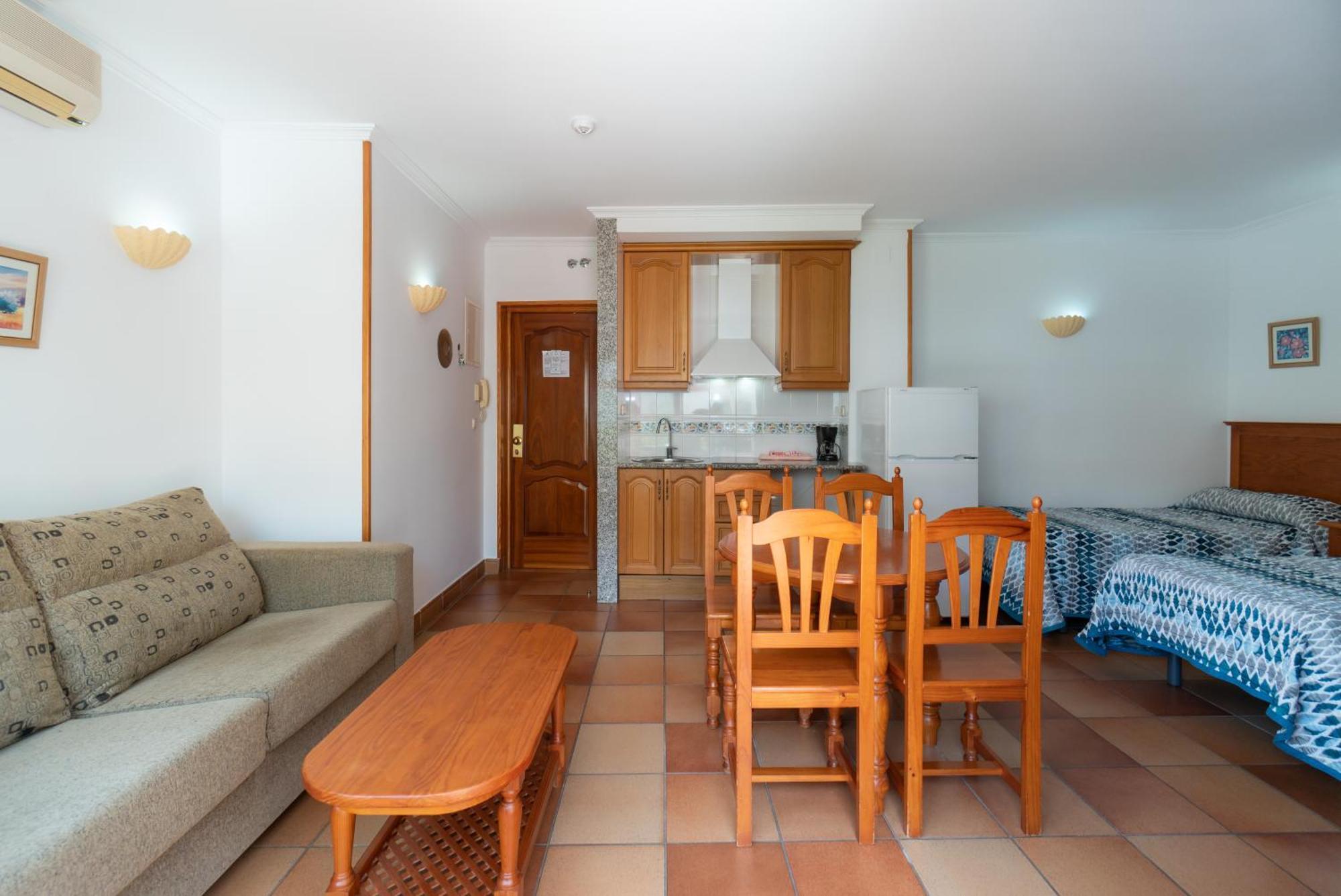 Apartamentos Leonor Carihuela Торремолинос Номер фото